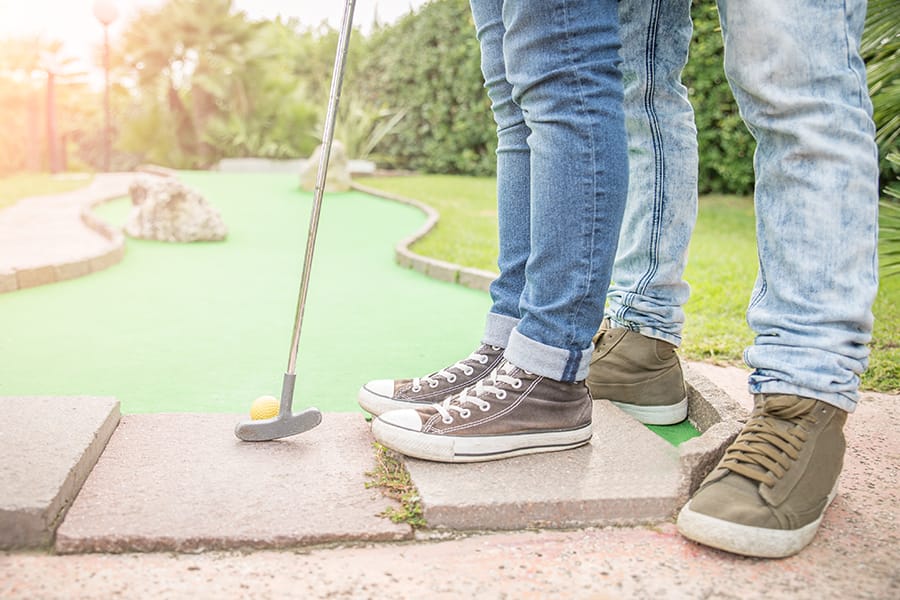 A sober minigolf date